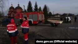 Рятувальники підняли автомобіль з дна озера, в ньому виявили тіла загиблих.