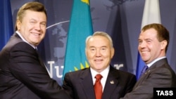 Айрим таҳлилчилар, Россия, Беларус ва Қозоғистон ўртасида тузилган Божхона иттифоқига Украина ҳам қўшилганидан кейин бу иттифоқ тўлақонли фаолият юрита бошлаши мумкинлигини тахмин қилмоқдалар.