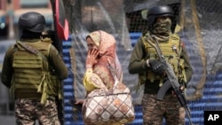 سربازان هندی در بازاری در منطقۀ کشمیر تحت کنترل هند، ۱۷ اردیبهشت