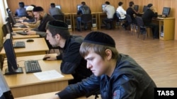 Магомед поступил в Исламский институт, но проучился там только три месяца, попав в полицейскую облаву