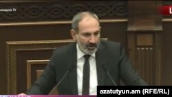 И. о. премьер-министра Никол Пашинян выступает в парламенте, 13 ноября 2018 г.