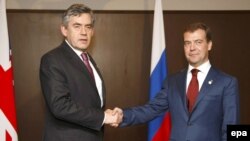 Прем’єр-міністр Великобританії Ґордон Браун і Президент Росії Дмитро Медведєв під час саміту «Групи Восьми». Японія, 7 липня 2008 року.