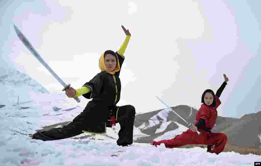 Azimi şeýle gürrüň berýär: &quot;Dogrusyny aýtmaly bolsa, gyzlar owal türgenleşige gelmäge gorkýardy. Häzir bolsa 20 sany gyz kämilleşen derejede ýanymda türgenleşik geçýär&quot;. 