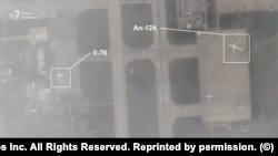 На цьому знімку Planet Lab, отриманому Російською службою Радіо Свобода, вантажний літак Іл-76 і літак Ан-124 припарковані на авіабазі Хмеймім у Сирії 6 грудня