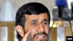 محمود احمدی نژاد، رييس جمهوری اسلامی، در پی کاهش نرخ بهره است.