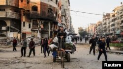 Перемещенные палестинцы возвращаются в свои дома до вступления в силу прекращения огня между Израилем и «Хамасом» в городе Газа, 19 января 2025 г.