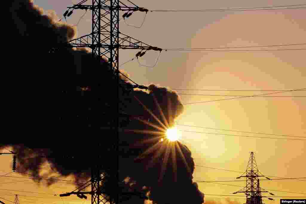 Дым падымаецца над Львовам пасьля расейскага нападу. Расейскія вайскоўцы рэгулярна атакуюць украінскія рэгіёны з выкарыстаньнем розных відаў зброі — ударных бесьпілётнікаў, ракет, ракетных комплексаў, РСЗА. Расейскае кіраўніцтва адмаўляе, што расейскае войска падчас поўнамаштабнай вайны наносіць мэтанакіраваныя ўдары па грамадзянскай інфраструктуры ўкраінскіх гарадоў і вёсак, забіваючы мірных жыхароў і разбураючы шпіталі, школы, дзіцячыя садкі, абʼекты энэрга- і водазабесьпячэньня. Украінскія ўлады і міжнародныя арганізацыі кваліфікуюць гэтыя ўдары як ваенныя злачынствы