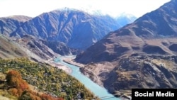 Тажик-ооган чек арасындагы Рузвай-Нусай көпүрөсү. 