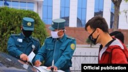Наманган. ИИВ ходимлари машиналарни текширмоқда, 2020, 29 март.