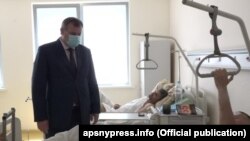 Министр здравоохранения Абхазии Эдуард Бутба навестил потерпевших в больнице