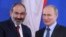 Премьер-министр Армении Никол Пашинян (слева) и президент России Владимир Путин 