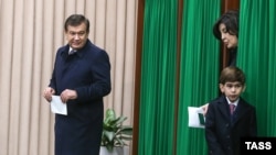 Мирзиёев дар интихобот ҳамроҳ бо тамоми аҳли хонаводааш иштирок кард 