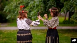 Ռումինական IE ավանդական վերնաշապիկներ կրող կանայք, արխիվ