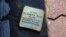 <p data-ogsc="rgb(0, 0, 0)">&laquo;Камені спотикання&raquo; (нім. stolpersteine (&laquo;штольперштайне&raquo;)&nbsp;&ndash; це бруківка розміром 10&times;10&nbsp;см, бетонний куб з латунним покриттям із вписаними іменами та роками життя жертв, знищених, чи переслідуваних нацистами. Символічний проєкт Stolperstein був ініційований німецьким митцем <strong>Гюнтером Демнігом</strong> у 1996&nbsp;році, і продовжується й понині</p>
