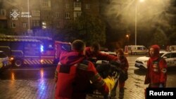 Праца мэдыкаў пасьля абстрэлу Кіева