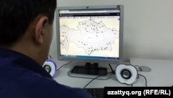 Қазақстан прокуратурасы сайтындағы "Кәмелетке толмағандарға қарсы жыныстық зорлық әрекеттерін жасаған тұлғалардың картасын" қарап отырған адам.  