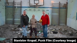 Проросійські чехи у зруйнованій російською агресією українській школі