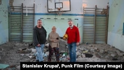 Герои документального фильма в разрушенной обстрелами школе