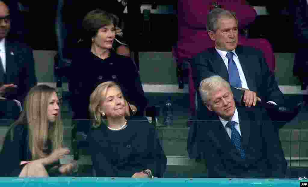 АКШнын мурдагы президенти Билл Клинтон, мурдагы мамлекеттик катчы Хиллари Клинтон кызы Челси, экс-президент Жорж Буш жубайы Лора Буш менен тажыяда. 