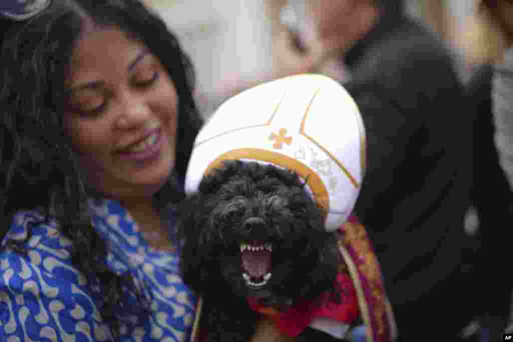 Meryl Espiniero iz New Yorka drži svog psa Romea Valentina na Trgu Svetog Petra tokom konklave za izbor novog pape u Vatikanu, 8. maja 2025. 