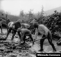 Колыма аркылуу өткөн көпүрөнүн курулушу. Магадан менен Якутскини туташтырган бул тилкени “Сөөктөрдүн жолу” деп аташкан. Курулуш 1930-1950-жылдары жүрүп, лагердегилердин көбү сууктан, оор жумуштан, оору-сыркоодон, жетишсиз тамак-аштан кырылган