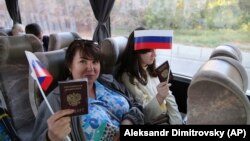 Русия паспорты булган кешеләр ДНРдан Русия думасы депутатларын сайлауга бара, архив фотосы