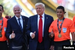 علیرضا فغانی در کنار رئیس جمهور ایالات متحده و رئیس فیفا