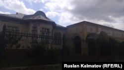 Кадыржан Батыровдун талашка түшкөн үйү, Сузак району