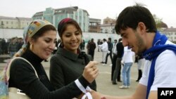 Нохчийчоь -- Кремло хIоттийначу Нохчийчурча Iедалан къона агIонча Соьлж-гIалан урамашкахь нах тешо гIерташ ву бахархой лаларехь дакъа лаца, бохуш, Соьлж-гIала, 14ГIад2010
