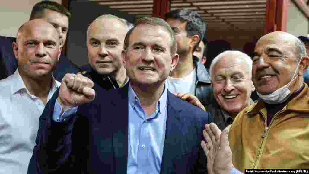 Народний депутат Віктор Медведчук у&nbsp;Печерському районному суді Києва після оголошення рішення про взяття його під цілодобовий домашній арешт до 9 липня. Київ, 13 травня 2021 року БІЛЬШЕ ПРО ЦЕ