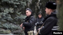Ղրիմ -- Ռուս զինծառայողները շրջապատում են ուկրաինական սահմանապահ պահակակետը Բալակլավայում, Ղրիմ, 28-ը փետրվարի, 2014թ․