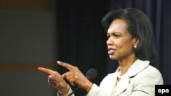 خانم رايس که در پروازی به اسراييل به خبرنگاران سخن می گفت، ابراز اميدواری کرد که سفر کوتاه مدت وی به منطقه، پيشاپيش برپايی کنفرانس صلح، بتواند به ايجاد پلی برای حل اختلافات در زمينه مرزها، اورشليم (بيت المقدس) و امنيت منطقه کمک کند.