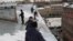 Так в Питере жители самостоятельно борются со снегом на крышах