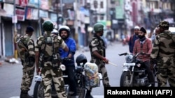 Представники сил безпеки Індії опитують мотоциклістів у Джамму, 5 серпня 2019 року