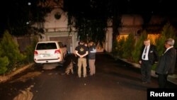 مأموران امنیتی ترکیه هنگام جست‌وجو در اقامتگاه محمد العتیبی، کنسول سعودی در استانبول