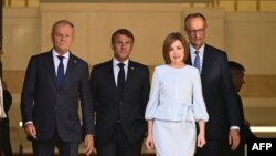 Фрідріх Мерц (крайній праворуч) із президенткою Молдови Маєю Санду, Еммануелем Макроном (другий ліворуч) і Дональдом Туском