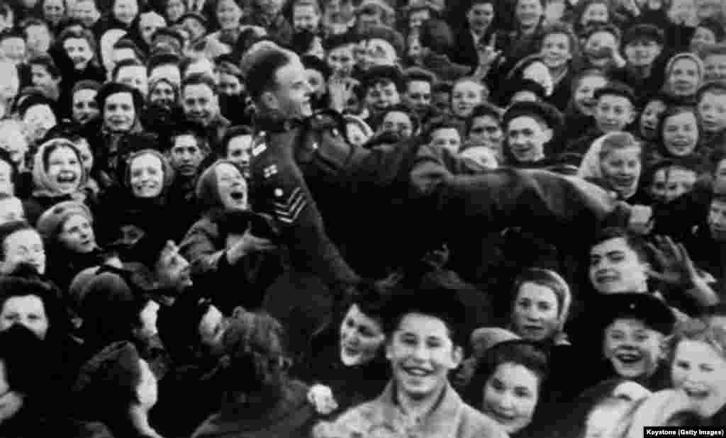 Britanskog narednika podigla je u zrak masa mladih ljudi u Moskvi, 8. maj 1945. Sovjetski Savez slavi Dan pobjede 9. maja jer je Staljin 8. maja zatražio od njemačke vojne komande da potpiše drugi dokument o predaji. Zbog vremenske razlike, ovo drugo potpisivanje dogodilo se u ranim jutarnjim satima sljedećeg dana, po moskovskom vremenu.