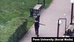 Otishmani sodir etgan shaxs harbiy kiyimda bo‘lgan. Kuzatuv kamerasidagi tasvir.