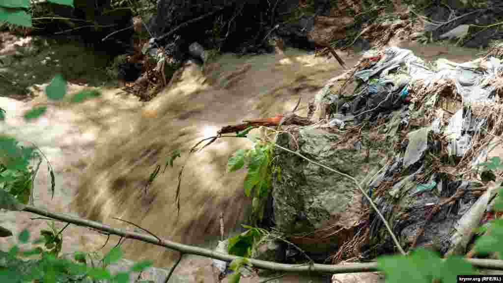 Suv eski kanal boyunca deñizge aqa