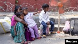 یک خانواده مهاجر در ایستگاه راه‌آهن در جامو در انتظار قطار برای تخلیه منطقه