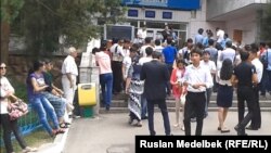 На экзамене по комплексному тестированию абитуриентов. Алматы, 19 июля 2013 года.  