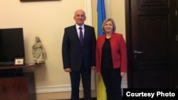 Намесьнік старшыні Вярхоўнай рады Ўкраіны, прадстаўніца Ўкраіны ў менскай трохбаковай кантактнай групе ў справе разьвязаньня сытуацыі на Данбасе Ірына Герашчанка і амбасадар Беларусі ва Ўкраіне Ігар Сокал