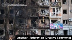 په زاپروژیا کې یوه پینځه پوړیزه ودانۍ د روسیې په هوايي برید کې په نخښه شوې ده - د اګست ۳۰مې انځور 