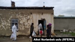 «Жаштар демилге борбору» коомдук бирикмесинин ыктыярчылары жакыр үй-бүлөлөргө жардам берип жатат. Жаңы-Арык айылы. 15-апрель, 2020-жыл. 