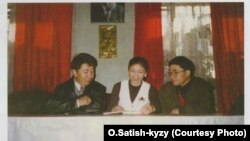 Ал кездеги жаш илимпоздор – Адыл Жуматурду (солдо), Орозбүбү Сатиш кызы жана Мамбеттурду Мамбетакун залкар манасчысы Жусуп Мамайдын үйүндө. Үрүмчү ш., 1997-жылдын ноябры.