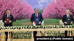 Эмомалӣ Раҳмон бо Шавкат Мирзиёев ва Содир Ҷабборов. Вилояти Суғд, 31-уми марти 2025