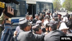 Соңку жылдарда нааразылык акциясына чыккандарды күч менен таратуу өнөкөткө айланып баратат.