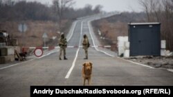 Так сейчас выглядит пункт пропуска в Золотом. Он ни разу за 5 лет не был открыт со стороны оккупированных территорий. 6 января 2021 года