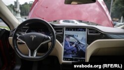 Застаўка на кампутары «Тэслы»: Сямашка знаёміцца з «Джылі»