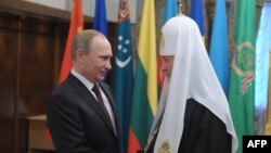 Урыс православ чиркәве атакае Кирилл Русия президенты Владимир Путин белән даими рәвештә очрашып тора